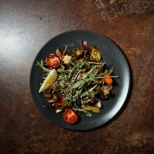 Теплий cалат з восьминігом